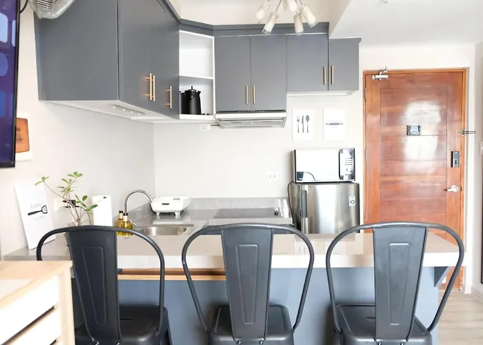 Boutique Hideaway Modern 2-bedroom Near It Park