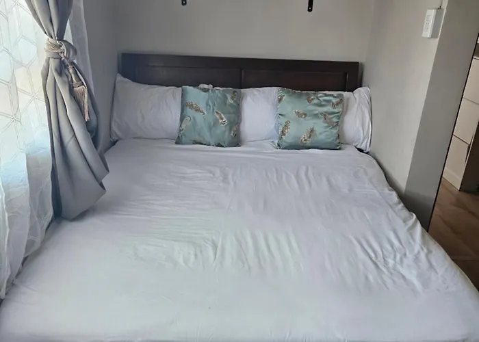 Boutique Hideaway Modern 2-bedroom Near It Park Apartment